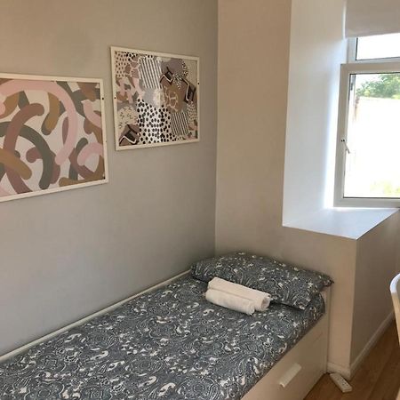 Single Bedrooms With Wifi And Underbed 10 런던 외부 사진