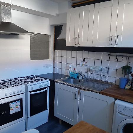 Single Bedrooms With Wifi And Underbed 10 런던 외부 사진