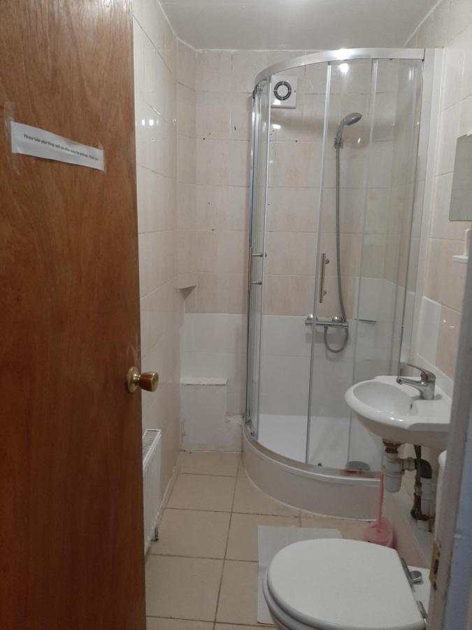 Single Bedrooms With Wifi And Underbed 10 런던 외부 사진
