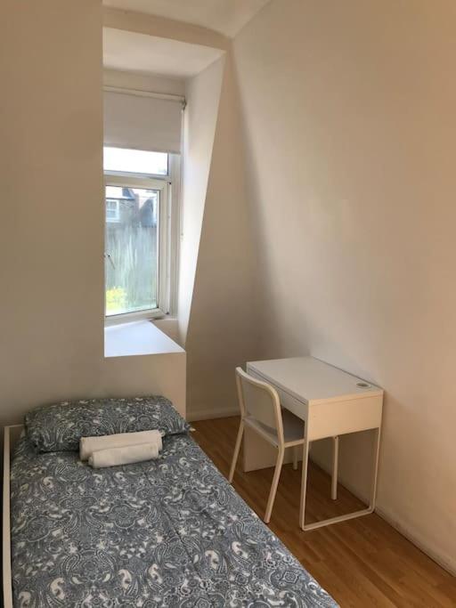 Single Bedrooms With Wifi And Underbed 10 런던 외부 사진