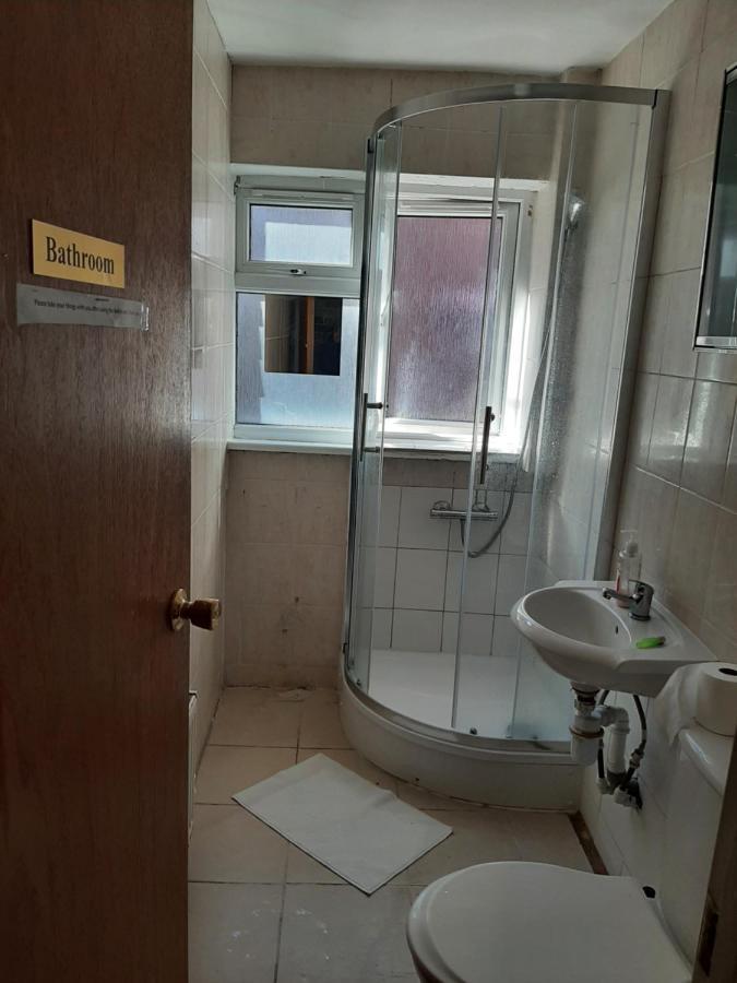 Single Bedrooms With Wifi And Underbed 10 런던 외부 사진