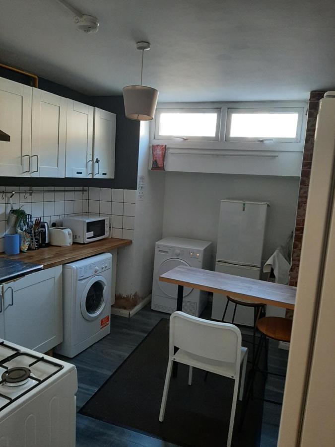 Single Bedrooms With Wifi And Underbed 10 런던 외부 사진