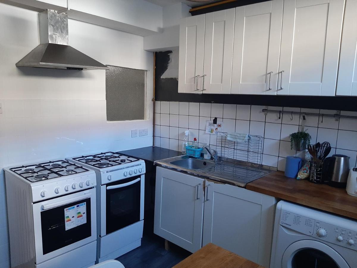 Single Bedrooms With Wifi And Underbed 10 런던 외부 사진