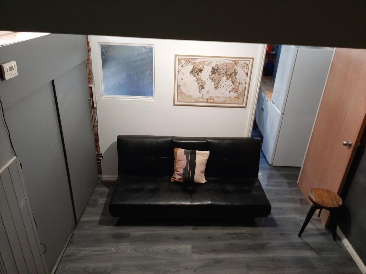 Single Bedrooms With Wifi And Underbed 10 런던 외부 사진